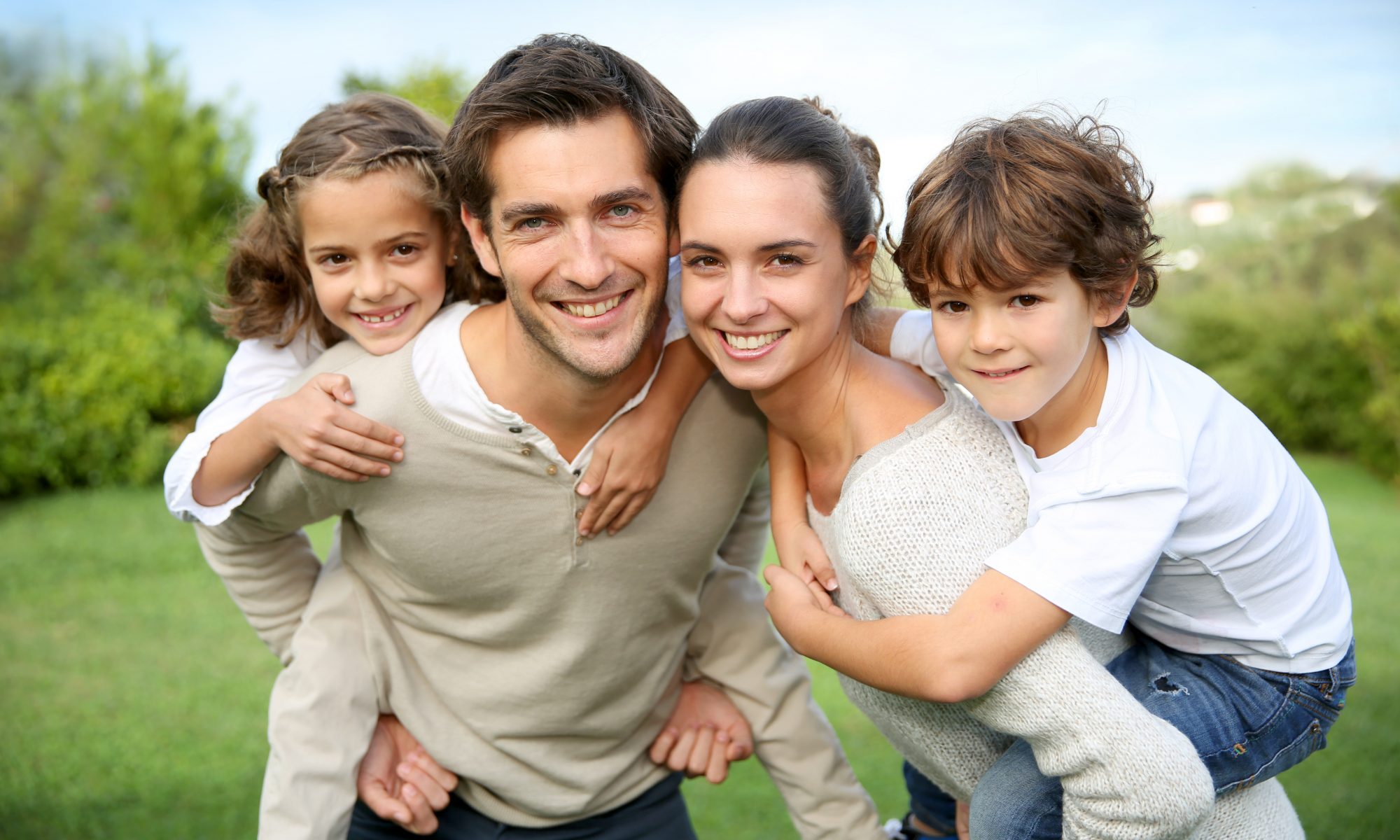 Годы жизни семья. Счастливая семья 9:16. Родители и дети. Семья. Family Grin un the City.